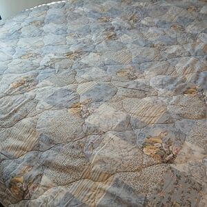 Floral Patchwork Quilt - Blue and Cream